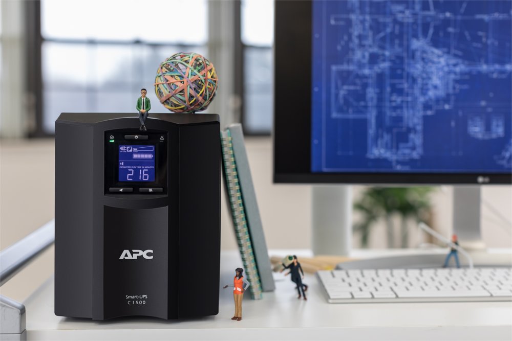 APC Smart-UPS SMC1500IC | 1500 VA / 900 W | Zuivere Sinusgolf-uitgang (netstroomkwaliteit) | 8x IEC | AVR | LCD | SmartConnec