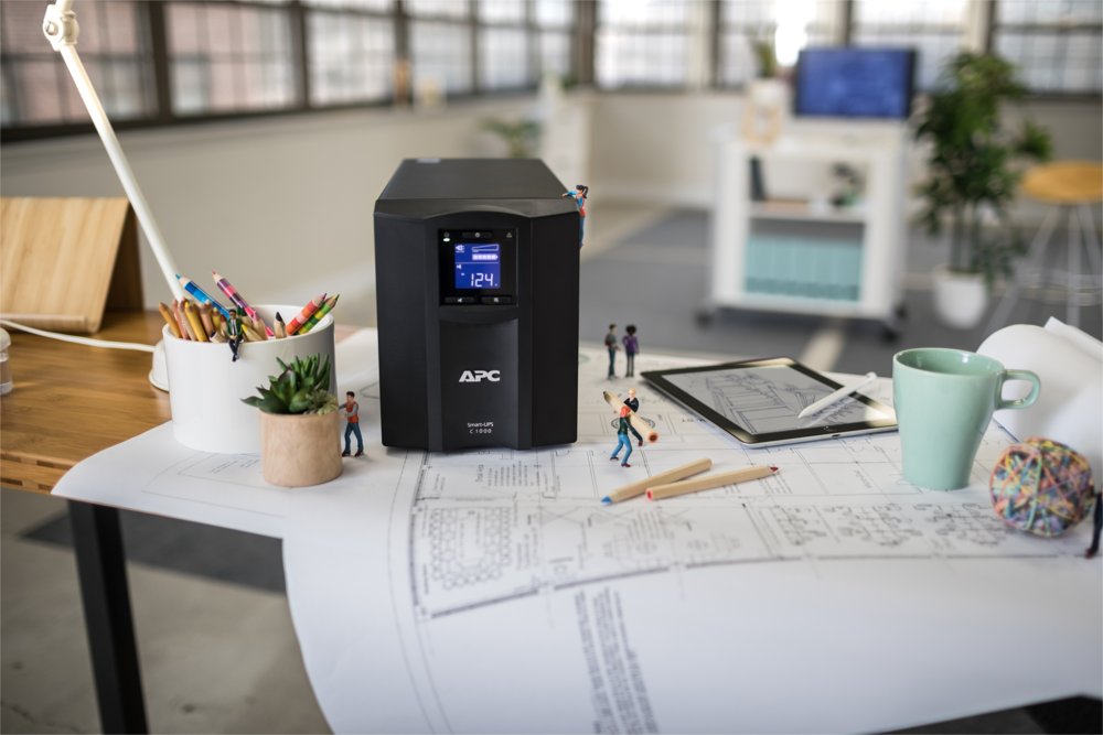 APC Smart-UPS SMC1000IC | 1000 VA / 600 W | Tower UPS | 8x IEC C13 Stopcontacten | Pure Sine Wave | AVR Spanningsregeling | L